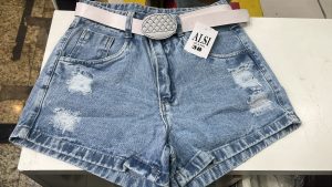 Short jeans tom claro com destróier